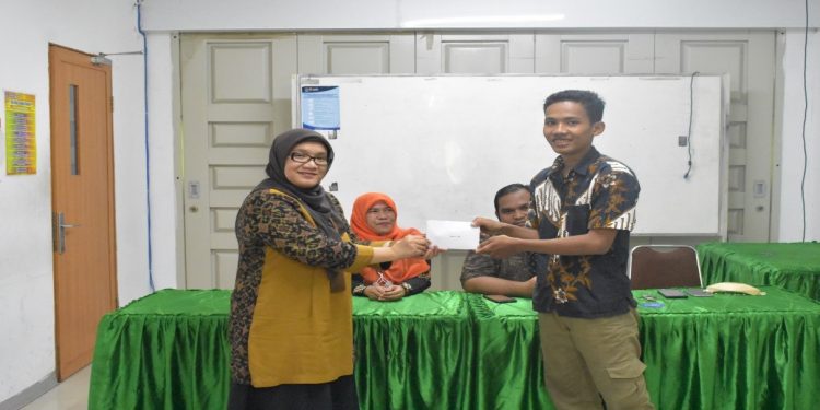 UMSU BERIKAN TALI ASIH KEPADA MAHASISWA FAPERTA PERAIH MEDALI KEJUARAAN SAINS TINGKAT NASIONAL