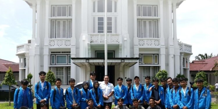 Mahasiswa Agroteknologi UMSU Belajar Morfologi Tumbuhan Langsung di PPKS