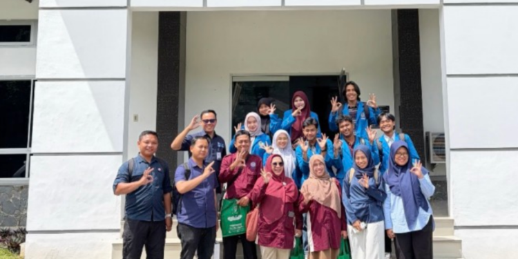 Belajar Langsung di PPKS Marihat, Mahasiswa Faperta UMSU Kenali Peran Vital Kumbang Penyerbuk Kelapa Sawit